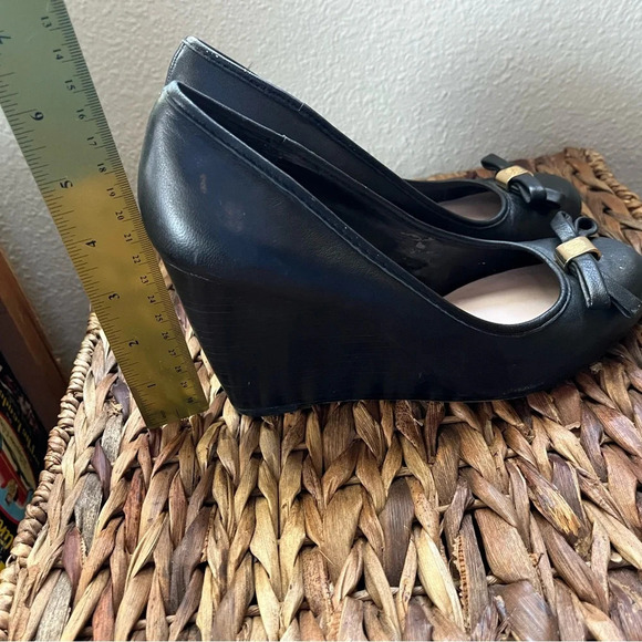 Vince Camuto black wedge heels with bows Women’s size 8 going out comfortable - Picture 7 of 8